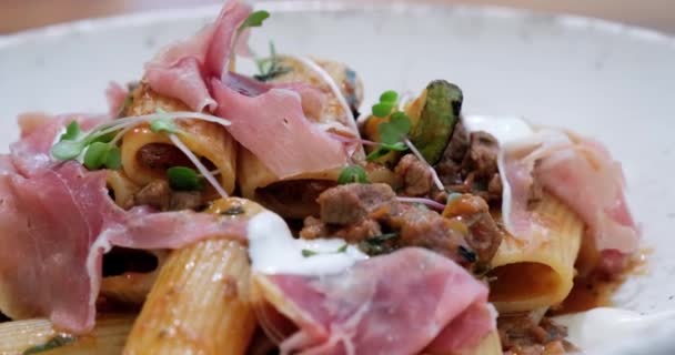 Gourmet Πιάτο Ριγκατόνι Σάλτσα Μπολονέζ Προσούτο Φρέσκα Βότανα Και Μια — Αρχείο Βίντεο