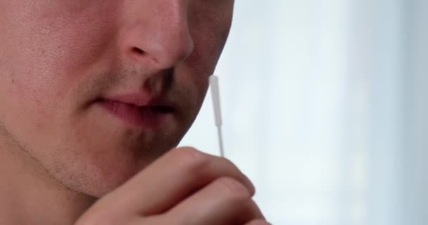 Covid Schnellantigen Selbsttest Indem Nasenabstrich Mit Flüssigkeit Das Röhrchen Gelegt — Stockvideo
