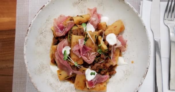 Gourmet Tallrik Rigatoni Med Bolognese Sås Prosciutto Färska Örter Och — Stockvideo