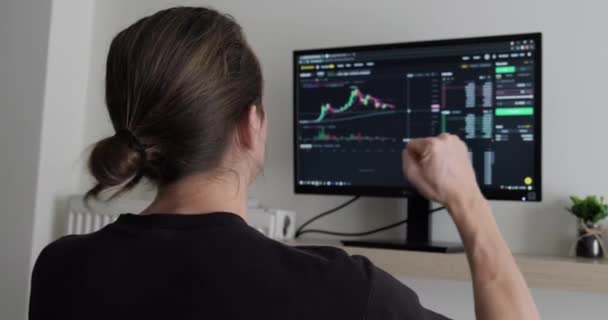Man Monitor Crypto Currency Aktualizacja Cen Żywo Inwestowanie Online Domu — Wideo stockowe