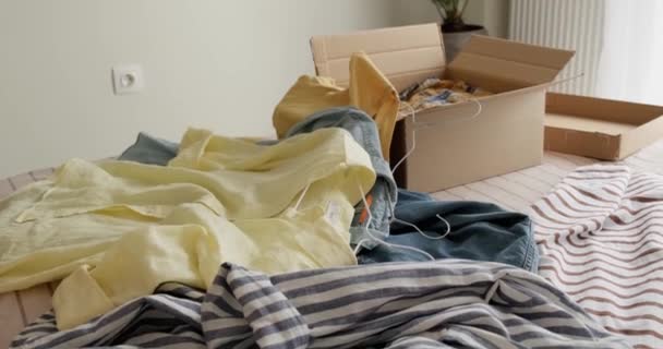 Bündel Von Altkleidern Die Kartons Verpackt Werden Wiederverwendbare Kleidung Konzept — Stockvideo