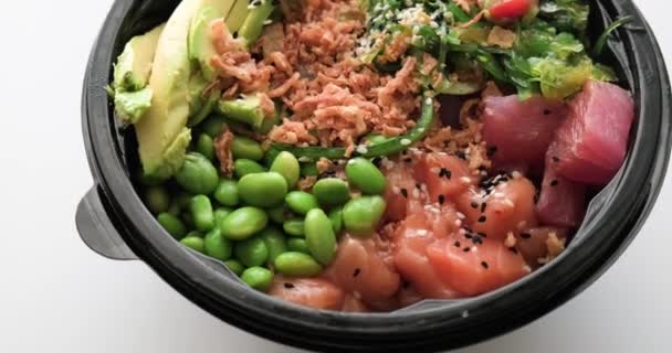 Zbliżenie Strzał Wlanie Sosu Sojowego Świeżego Poke Bowl Tradycyjna Sałatka — Wideo stockowe