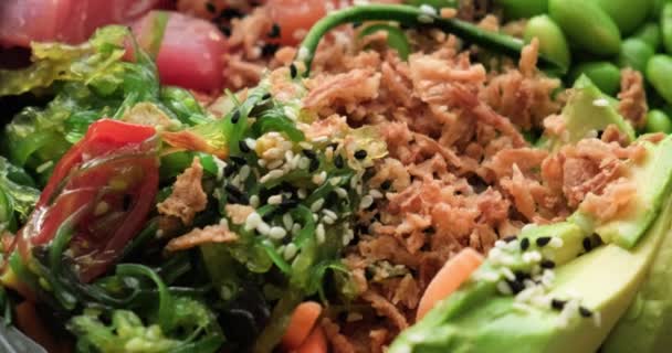 Pemandangan Terbaik Dari Mangkuk Hawaii Yang Segar Dan Lezat Salad — Stok Video