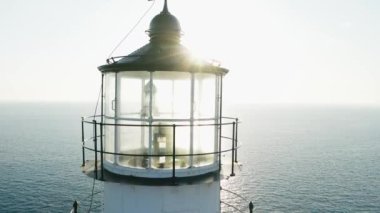 Deniz fenerinin üst kısmının insansız hava aracı görüntüsünü güneş ışığına karşı süper yakın çekim.