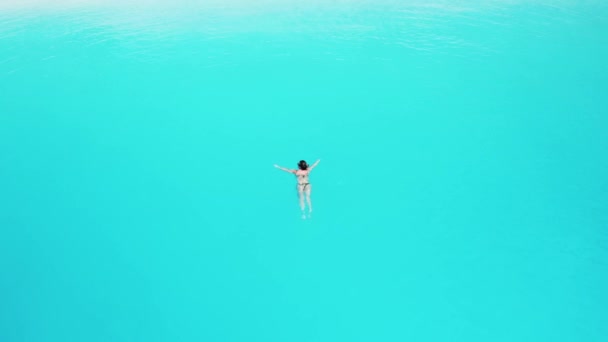Luchtfoto Van Vrouw Zwemmen Prachtig Turquoise Water Zomervakantie Concept — Stockvideo