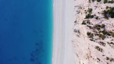 Lefkada Adası, Kathisma Sahili 'nde turkuaz deniz suyuyla kıyı şeridi manzarası. Yunanistan 'da yaz tatilleri.