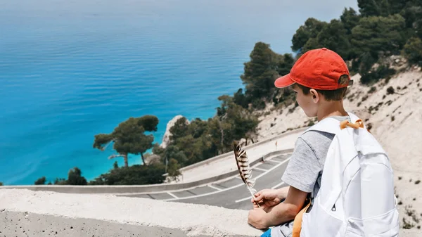 Bambino Durante Vacanze Estive Guardando Bel Paesaggio Marino Tenendo Piuma — Foto Stock