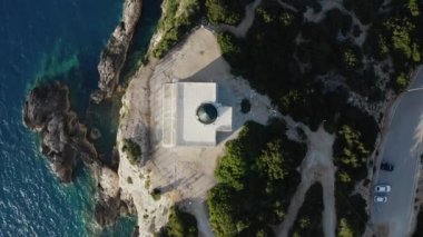 İyon adası Lefkada 'daki ünlü Yunan deniz feneri Ducato Burnu' nun insansız hava aracı görüntüsü.