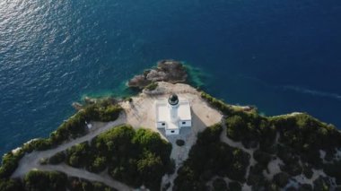 İyon adası Lefkada 'daki ünlü Yunan deniz feneri Ducato Burnu' nun insansız hava aracı görüntüsü.