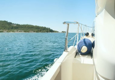 Gündüzleri denizde beyaz bir yat. Özel tekne gezisi konsepti. 