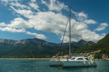 Denizde yüzen katamaran teknesinin görkemli manzarası.