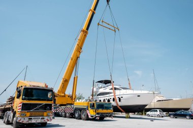 İskele vinci lüks bir motor yatını yükseltiyor..