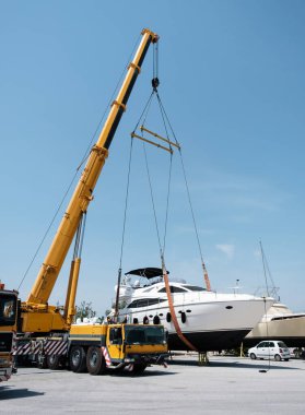 Lüks bir yatı yükselten bir vinç.