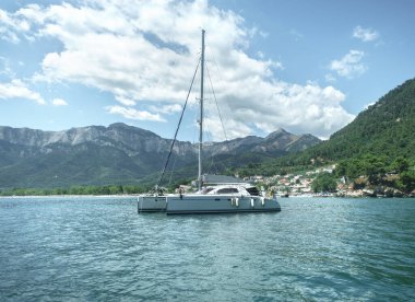Denizde yüzen katamaran teknesinin görkemli manzarası.
