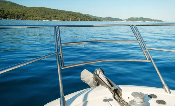 Impresionante vista de un arco de un yate navegando en un hermoso mar turquesa — Foto de Stock