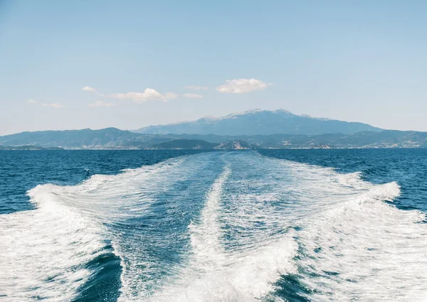 Yacht spår på vattenytan bredvid ön kusten — Stockfoto