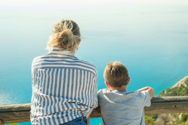 Anne ve oğul güzel manzaranın tadını çıkarıyorlar.