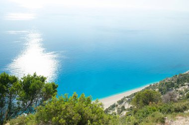 Mavi deniz ve yeşil tepelerle güzel doğa manzarası