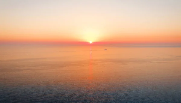 Gün batımı gökyüzü ile sonsuz sakin deniz manzarası — Stok fotoğraf