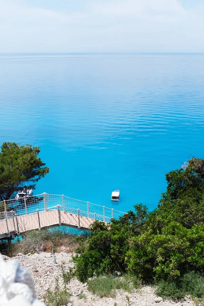 Vista desde la empinada colina sobre el agua azul marino en la playa de Egremni, Lefkada, Grecia. — Foto de Stock