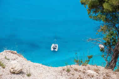 Turkuaz mavi denizde yelkenli yat, yukarıdan görüş.. 