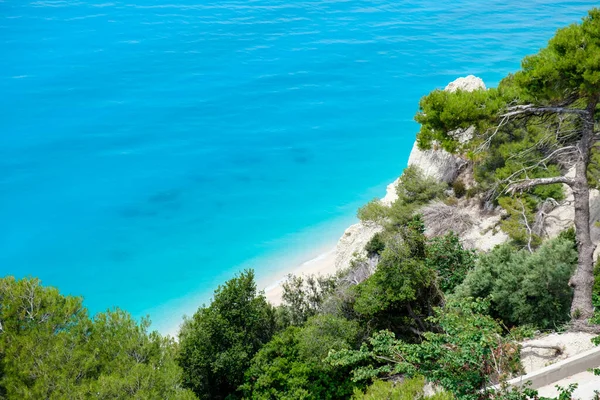 Θέα από ψηλά στην παραλία της Λευκάδας με γαλαζοπράσινα νερά. — Φωτογραφία Αρχείου