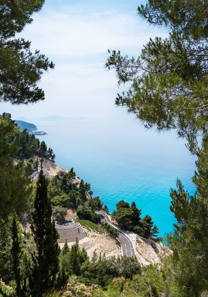 Vistas panorámicas a la hermosa naturaleza con mar azul y verdes colinas — Foto de Stock