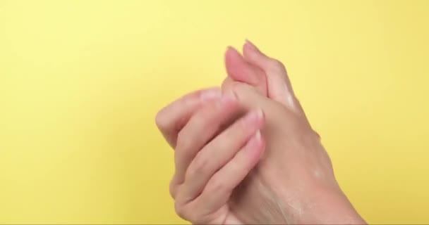 Close-up de esfregar as mãos femininas aplicando creme. — Vídeo de Stock