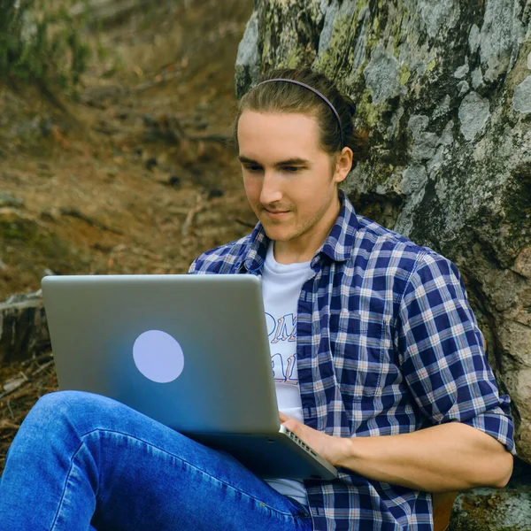 Ormanda dizüstü bilgisayarı olan adam.. — Stok fotoğraf