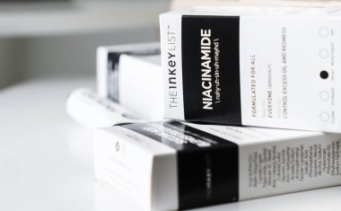Diğer cilt bakım ürünleriyle birlikte Inkey List niasinamide. 