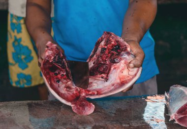 Balık pazarında taze balık filetosu..