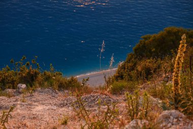 Adanın kayalık kayalıklarıyla manzaralı deniz manzarası 