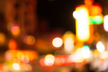 Şehirdeki Bokeh ışıkları şehrin soyut arkaplanını bulanıklaştırdı.