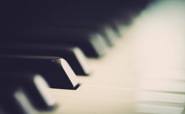 Piyano ve klavye piyanosu, müzik aleti. Siyah beyaz anahtar. enstrüman müzik aracının yan görünümü.