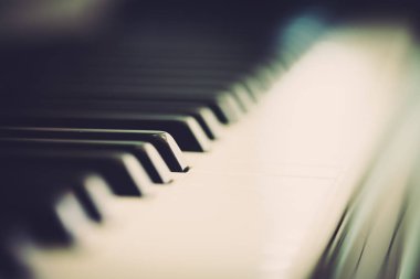 Piyano ve klavye piyanosu, müzik aleti. Siyah beyaz anahtar. enstrüman müzik aracının yan görünümü.