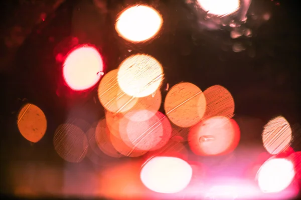 Streszczenie Bokeh Rozmyte Tło Przez Krople Deszczu Szklane Okno Nocy — Zdjęcie stockowe