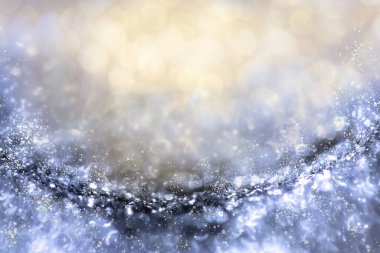 Beyaz, gümüş renkli eski ışıklar festivaller ve kutlamalar için arka planda odaklanmış