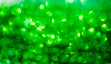 Yeşil ışıltılı klasik ışıklar festivaller ve kutlamalar için arka plandan çıkarıldı