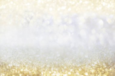 Altın ışıklı Noel arkaplanı. Soyut ışıltılı parlak arkaplan Bokeh odaklı altın ışıklarla