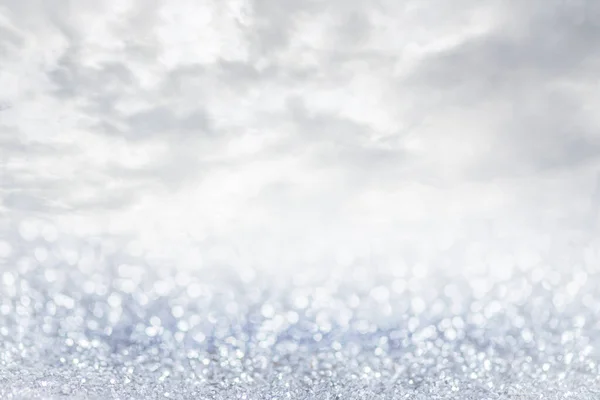 祭りやお祝いのために焦点を当てたホワイト シルバーの輝きのヴィンテージライト背景 — ストック写真