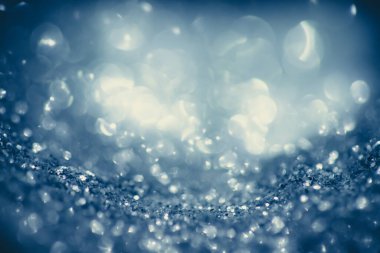 Mavi, gümüş ve siyah renkli klasik ışıklar festivaller ve kutlamalar için arka planda odaklandı