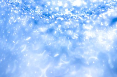 Mavi, gümüş ve siyah renkli klasik ışıklar festivaller ve kutlamalar için arka planda odaklandı