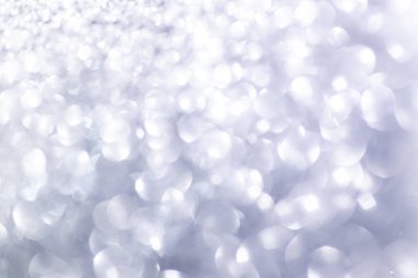 Beyaz, gümüş renkli eski ışıklar festivaller ve kutlamalar için arka planda odaklanmış