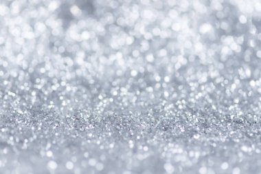 Beyaz, gümüş renkli eski ışıklar festivaller ve kutlamalar için arka plandan çıkarıldı.