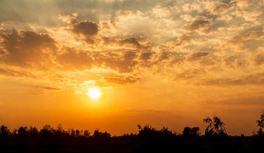 Renkli Günbatımı Ateşli gökyüzü ve alacakaranlık zamanındaki bulutlu gökyüzü.