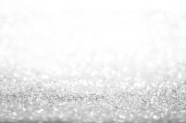 Beyaz, gümüş renkli eski ışıklar festivaller ve kutlamalar için arka planda odaklanmış