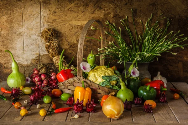 Nature morte Légumes, herbes et fruits . — Photo