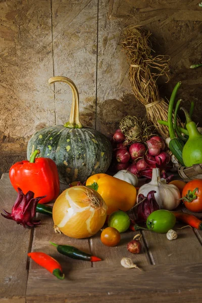 Stillleben Gemüse, Kräuter und Obst. — Stockfoto