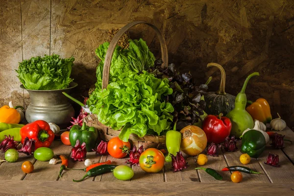 Натюрморт Овощи, травы и фрукты . — стоковое фото
