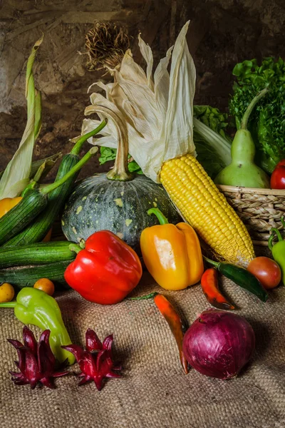 Vida morta Legumes, ervas e frutas . — Fotografia de Stock